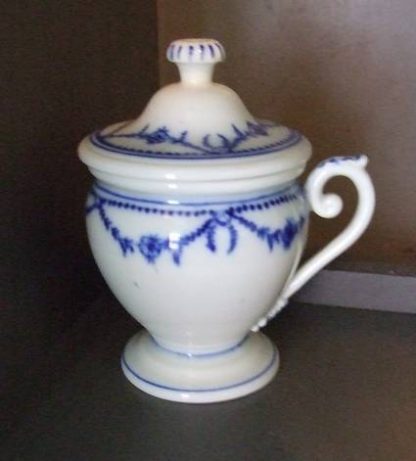 Crémier empire en porcelaine de Tournai