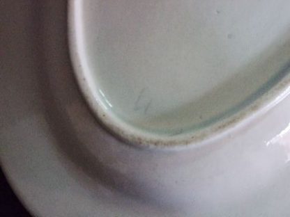 Plat oval en porcelaine de Tournai (Au glands) – Image 3