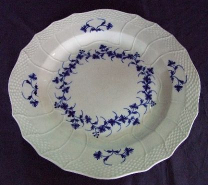 Plat en porcelaine de tournai décor aux barbeaux