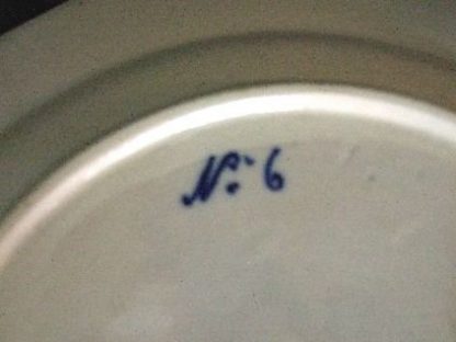 Plat en porcelaine de tournai décor aux barbeaux – Image 2