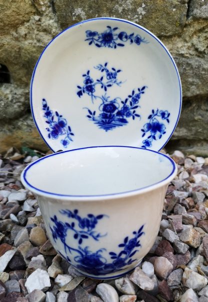 Tasse à chocolat en porcelaine tendre de Tournai (Ronda) 