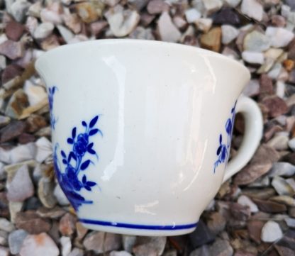 Tasse à chocolat en porcelaine tendre de Tournai (Ronda)  – Image 5