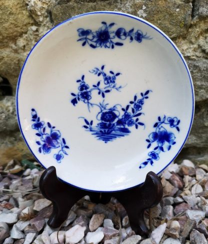 Tasse à chocolat en porcelaine tendre de Tournai (Ronda)  – Image 4