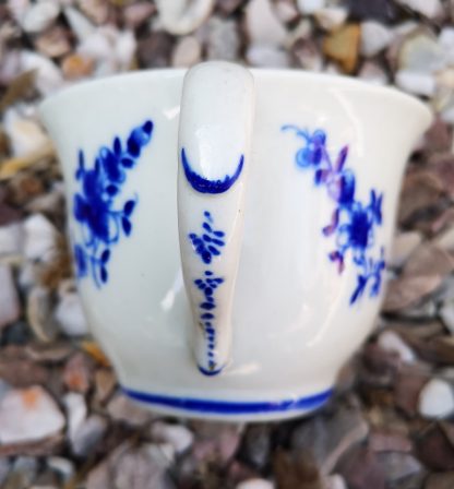 Tasse à chocolat en porcelaine tendre de Tournai (Ronda)  – Image 3