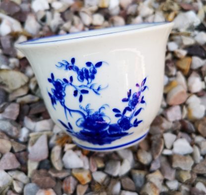Tasse à chocolat en porcelaine tendre de Tournai (Ronda)  – Image 2