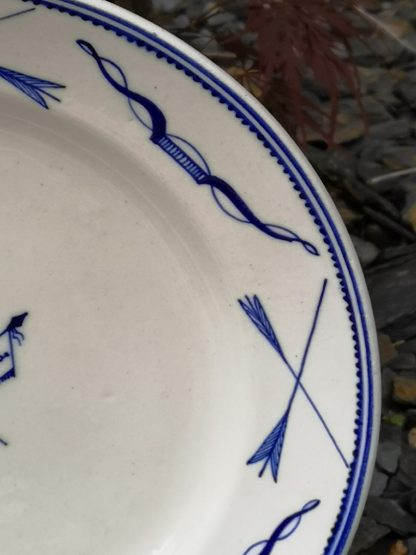 Assiette plate en porcelaine tendre de Tournai décor au prix de tir de Gand (19ème). – Image 2