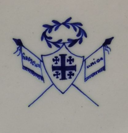 Assiette plate en porcelaine tendre de Tournai décor au prix de tir de Gand (19ème). – Image 3