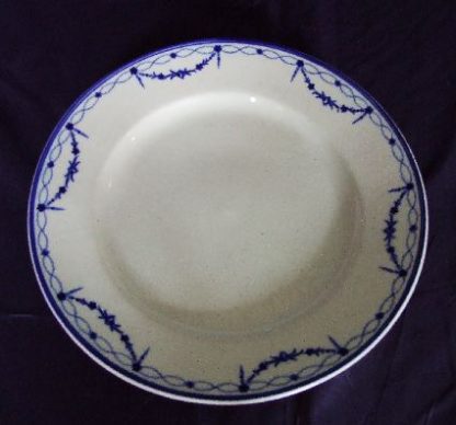 Assiette en porcelaine de tournai. (Anneau fleuri+Louis XVI)