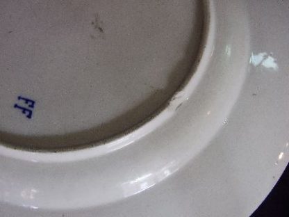 Assiette en porcelaine de tournai. (Anneau fleuri+Louis XVI) – Image 3