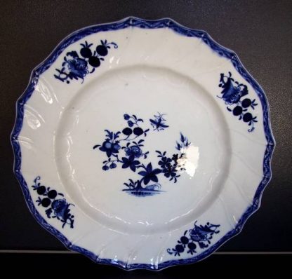 Assiette à dessert en porcelaine de Tournai décor à la mouche. – Image 2
