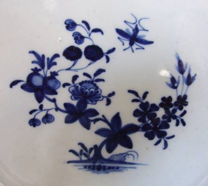 Assiette à dessert en porcelaine de Tournai décor à la mouche. – Image 4