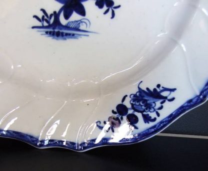 Assiette à dessert en porcelaine de Tournai décor à la mouche. – Image 3