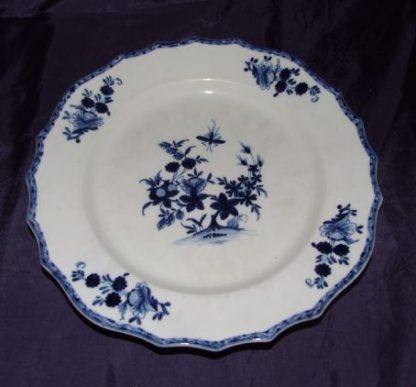 Assiette en porcelaine de Tournai (Mouche)