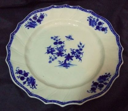 Assiette en porcelaine de Tournai (Mouche 3 clochettes)