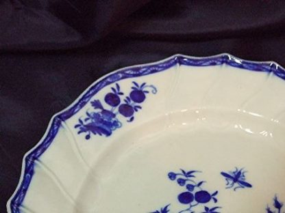 Assiette en porcelaine de Tournai (Mouche 3 clochettes) – Image 3