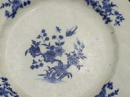 Assiette en porcelaine de Tournai décor à l'oiseau – Image 4