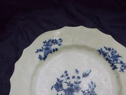 Assiette en porcelaine de Tournai décor à l'oiseau – Image 3