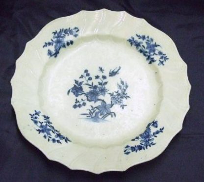 Assiette en porcelaine de Tournai décor à l'oiseau