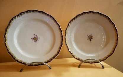Paire d'assiettes en porcelaine tendre de Tournai deuxième période