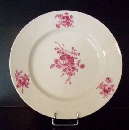 Assiette en porcelaine de Tournai camaieu rose.