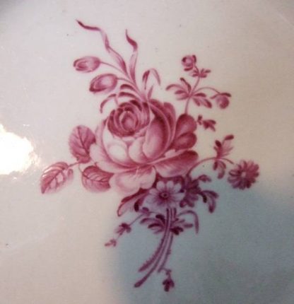 Assiette en porcelaine de Tournai camaieu rose. – Image 2