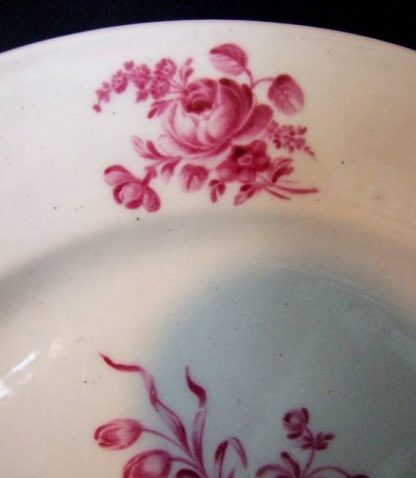 Assiette en porcelaine de Tournai camaieu rose. – Image 4