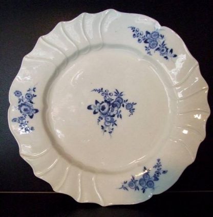 Assiette en porcelaine de Tournai (petit bouquet fleuri)