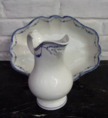 Bassin et cruche en porcelaine de Tournai (louis XVI)