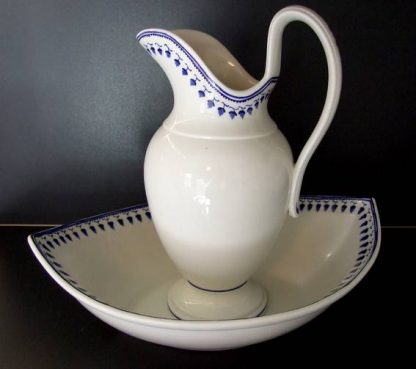 Bassin et cruche en porcelaine de Tournai (glands)