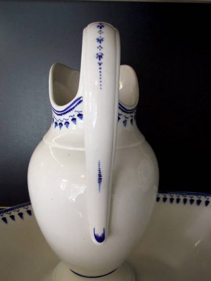 Bassin et cruche en porcelaine de Tournai (glands) – Image 9