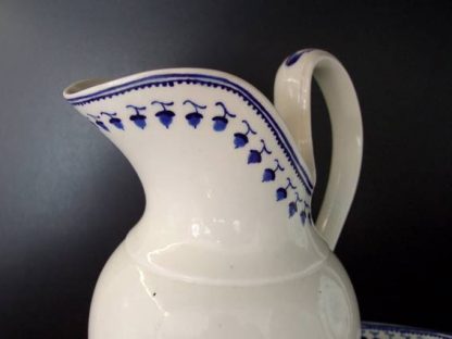 Bassin et cruche en porcelaine de Tournai (glands) – Image 8
