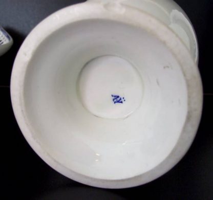 Bassin et cruche en porcelaine de Tournai (glands) – Image 6