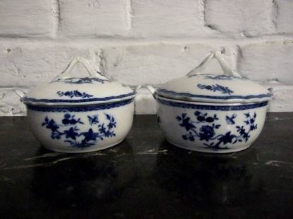 Paire de Beurriers en porcelaine de Tournai (mouche)