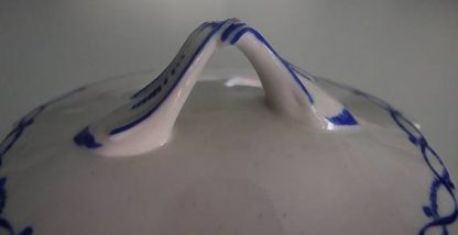 Beurrier en porcelaine de Tournai – Image 7