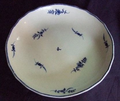 Compotier en porcelaine de Tournai décor Chantilly