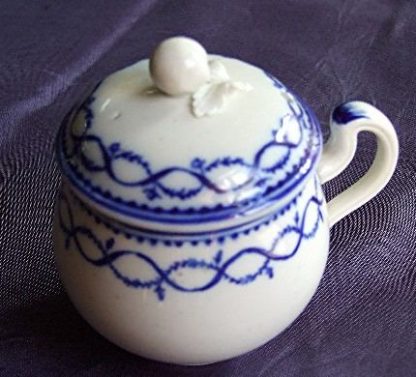 Crémier boule en porcelaine de Tournai (A l'anneau)