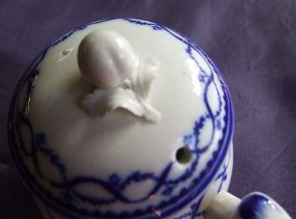 Crémier boule en porcelaine de Tournai (A l'anneau) – Image 2