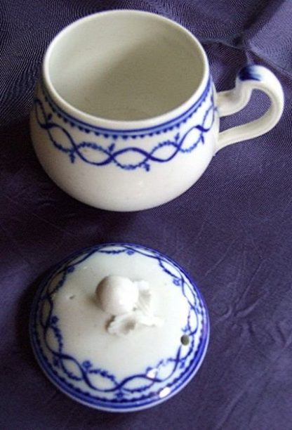 Crémier boule en porcelaine de Tournai (A l'anneau) – Image 3