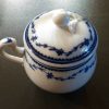 Crémier boule en porcelaine de Tournai (Laurier fleuri)