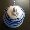 Crémier boule en porcelaine de Tournai (Laurier fleuri) – Image 7