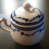 Crémier boule en porcelaine de Tournai (Laurier fleuri) – Image 5