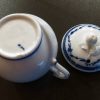 Crémier boule en porcelaine de Tournai (Laurier fleuri) – Image 3