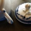Crémier boule en porcelaine de Tournai (Laurier fleuri) – Image 2