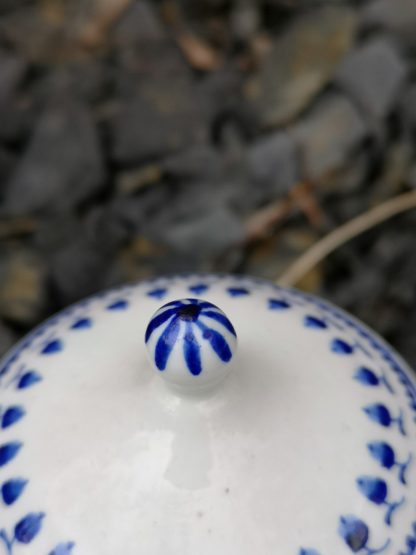 Crémier Empire aux glands en porcelaine de Tournai. – Image 4