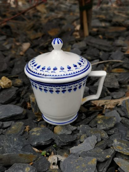 Crémier Empire aux glands en porcelaine de Tournai.