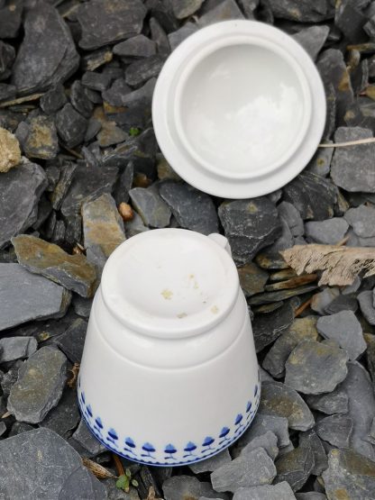 Crémier Empire aux glands en porcelaine de Tournai. – Image 2