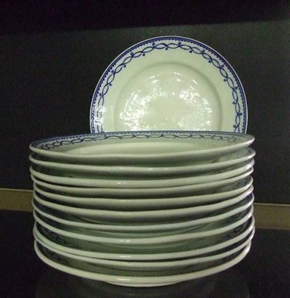 Douze assiettes à dessert en porcelaine de Tournai