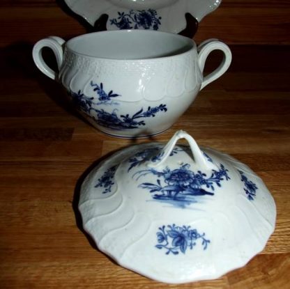 Ecuelle à bouillon en porcelaine de Tournai – Image 4