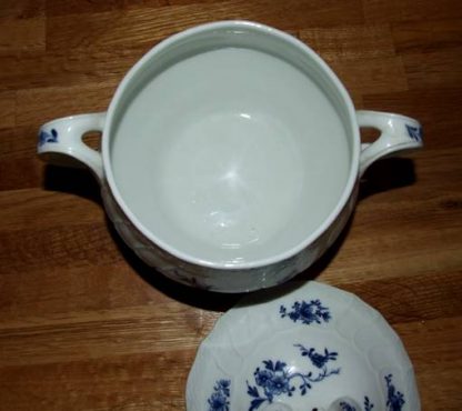 Ecuelle à bouillon en porcelaine de Tournai – Image 3