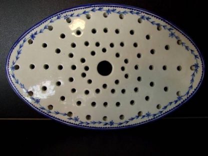 Egouttoir à poisson en porcelaine de Tournai – Image 4